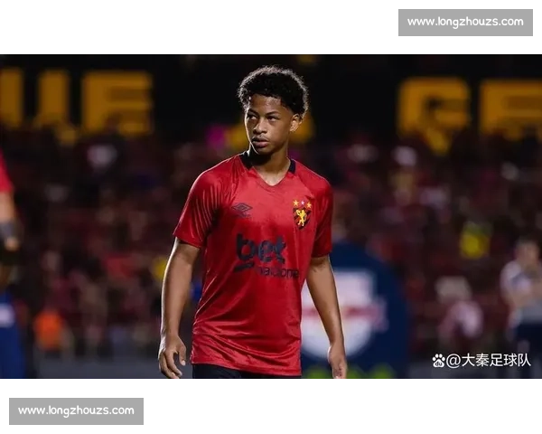 巴萨新星库巴西恋情曝光！携红发女友甜蜜度假机场秀恩爱